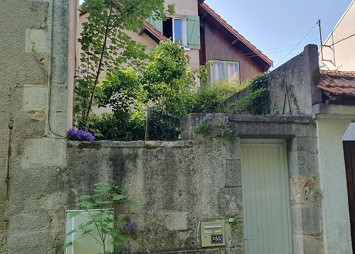 Apartmán T2 Duplex Avec Terrasse Au Bord Du Clain *